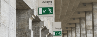 Piktogramme für Fluchtwege in einem öffentlichen Gebäude